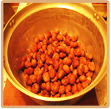 目の前の森でとれる栗